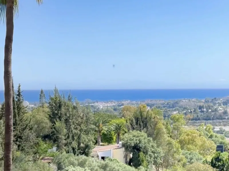 Take the opportunity to visit this....LOVELY SPACIOUS MONTE HALCONES 2 BEDROOM APARTMENT, within easy walk of several shops and restaurants and with easy access to San Pedro and Puerto Banús.