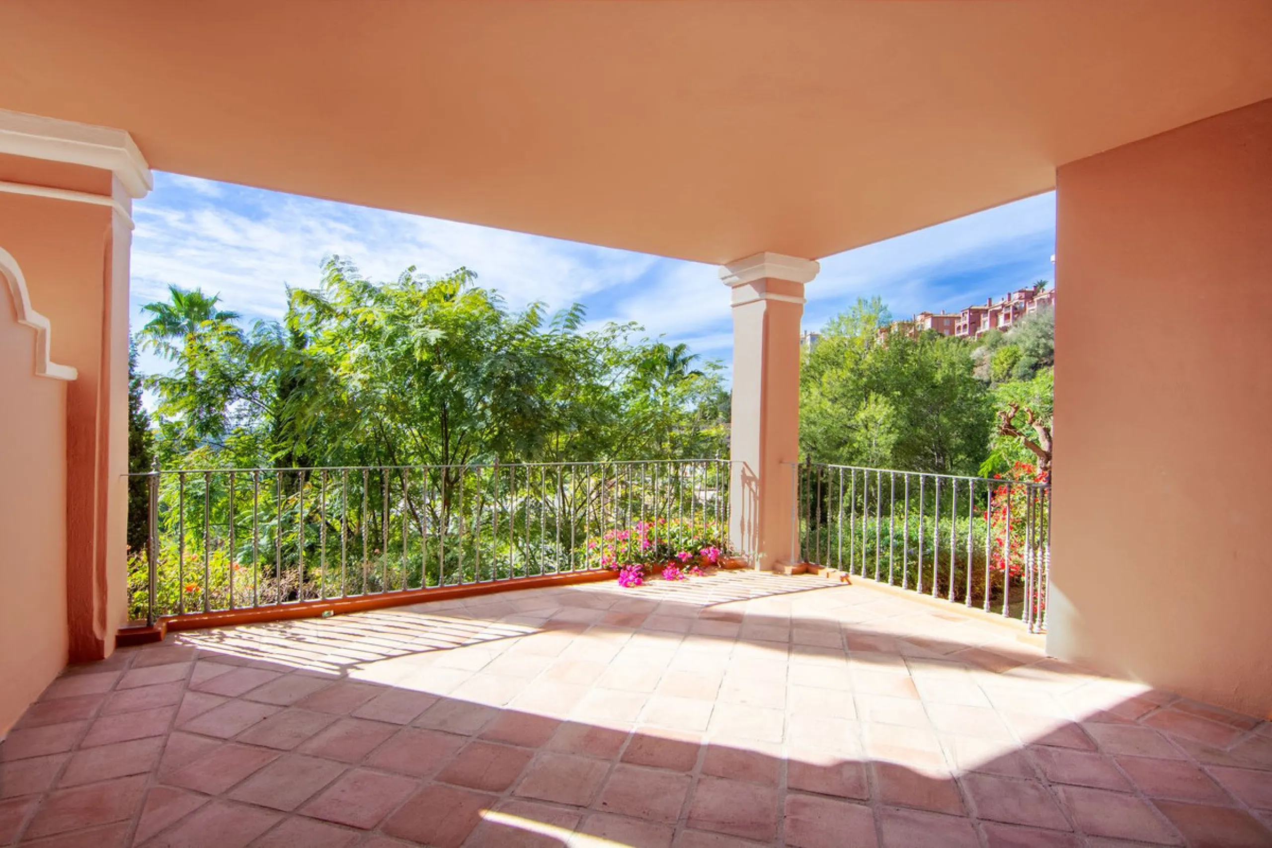 Take the opportunity to visit this....LOVELY SPACIOUS MONTE HALCONES 2 BEDROOM APARTMENT, within easy walk of several shops and restaurants and with easy access to San Pedro and Puerto Banús.