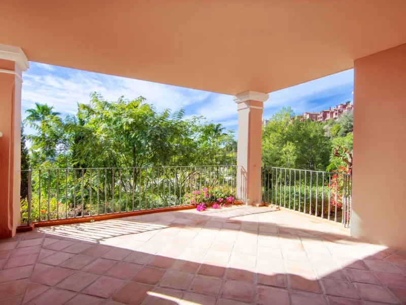 Take the opportunity to visit this....LOVELY SPACIOUS MONTE HALCONES 2 BEDROOM APARTMENT, within easy walk of several shops and restaurants and with easy access to San Pedro and Puerto Banús.