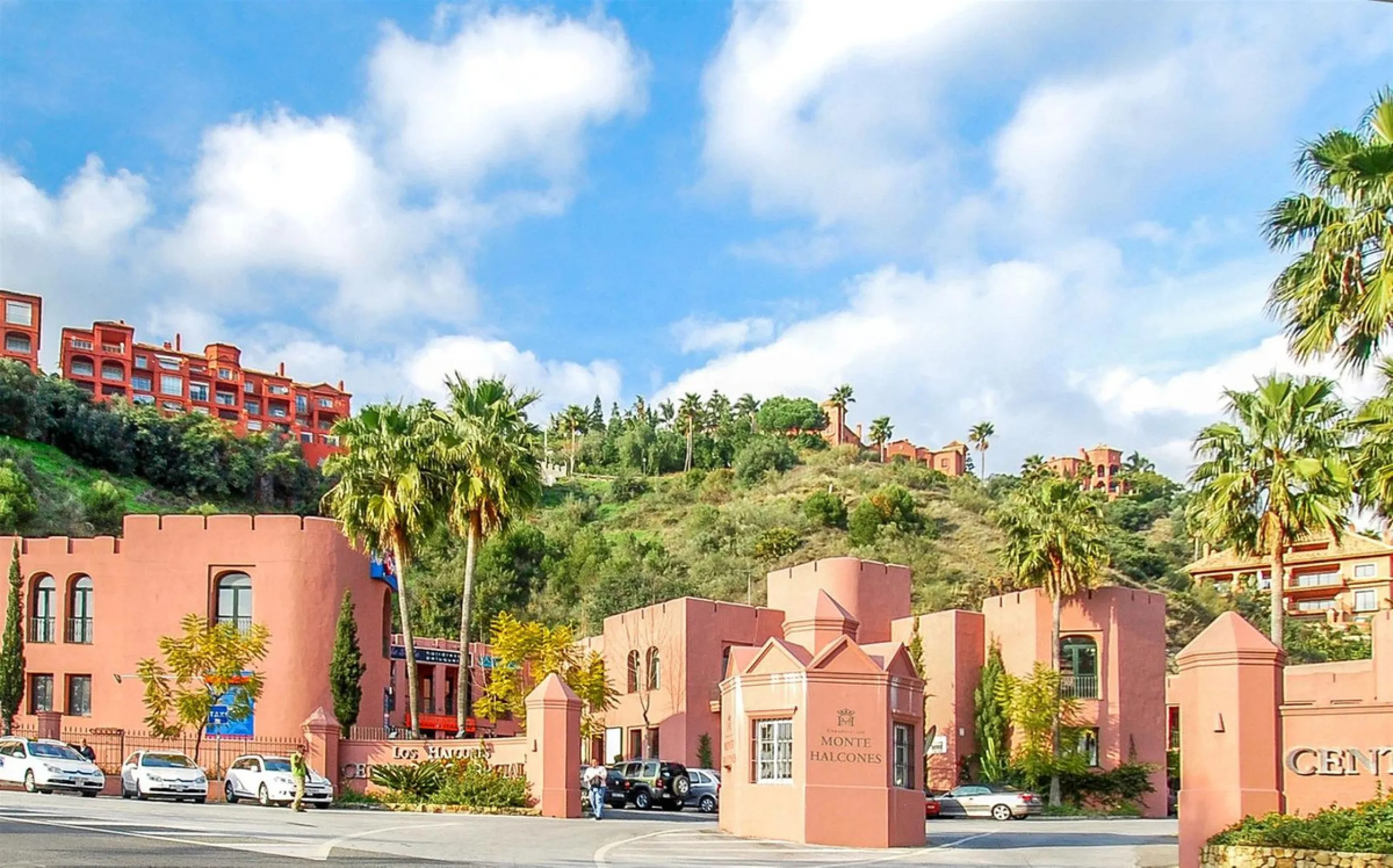 Take the opportunity to visit this....LOVELY SPACIOUS MONTE HALCONES 2 BEDROOM APARTMENT, within easy walk of several shops and restaurants and with easy access to San Pedro and Puerto Banús.