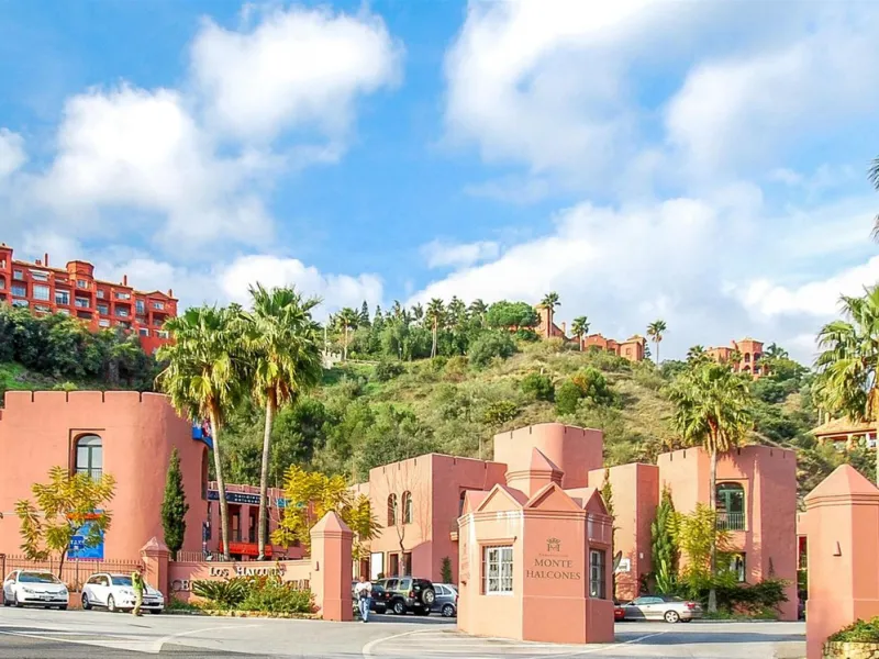 Take the opportunity to visit this....LOVELY SPACIOUS MONTE HALCONES 2 BEDROOM APARTMENT, within easy walk of several shops and restaurants and with easy access to San Pedro and Puerto Banús.