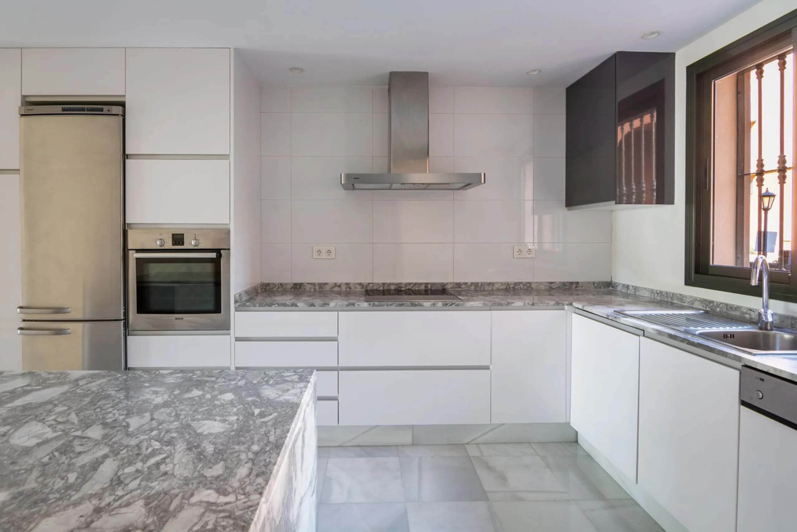 Take the opportunity to visit this....LOVELY SPACIOUS MONTE HALCONES 2 BEDROOM APARTMENT, within easy walk of several shops and restaurants and with easy access to San Pedro and Puerto Banús.