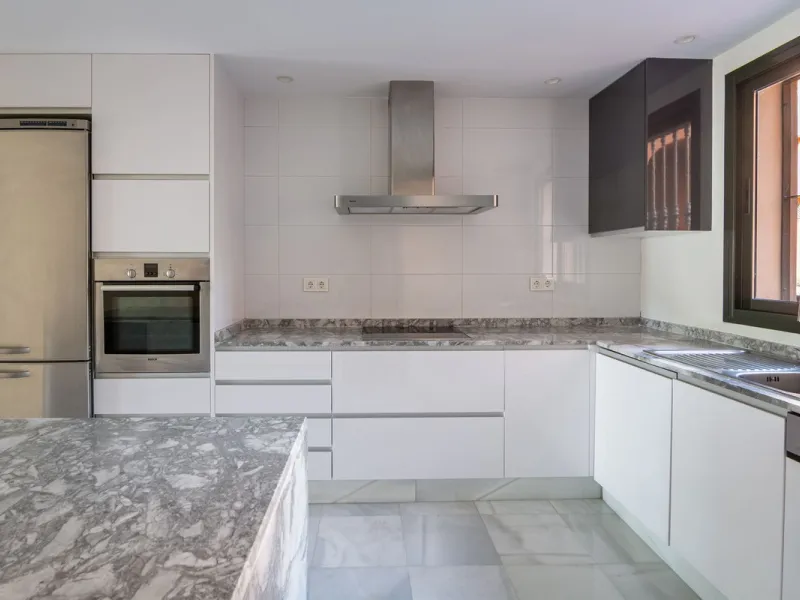 Take the opportunity to visit this....LOVELY SPACIOUS MONTE HALCONES 2 BEDROOM APARTMENT, within easy walk of several shops and restaurants and with easy access to San Pedro and Puerto Banús.