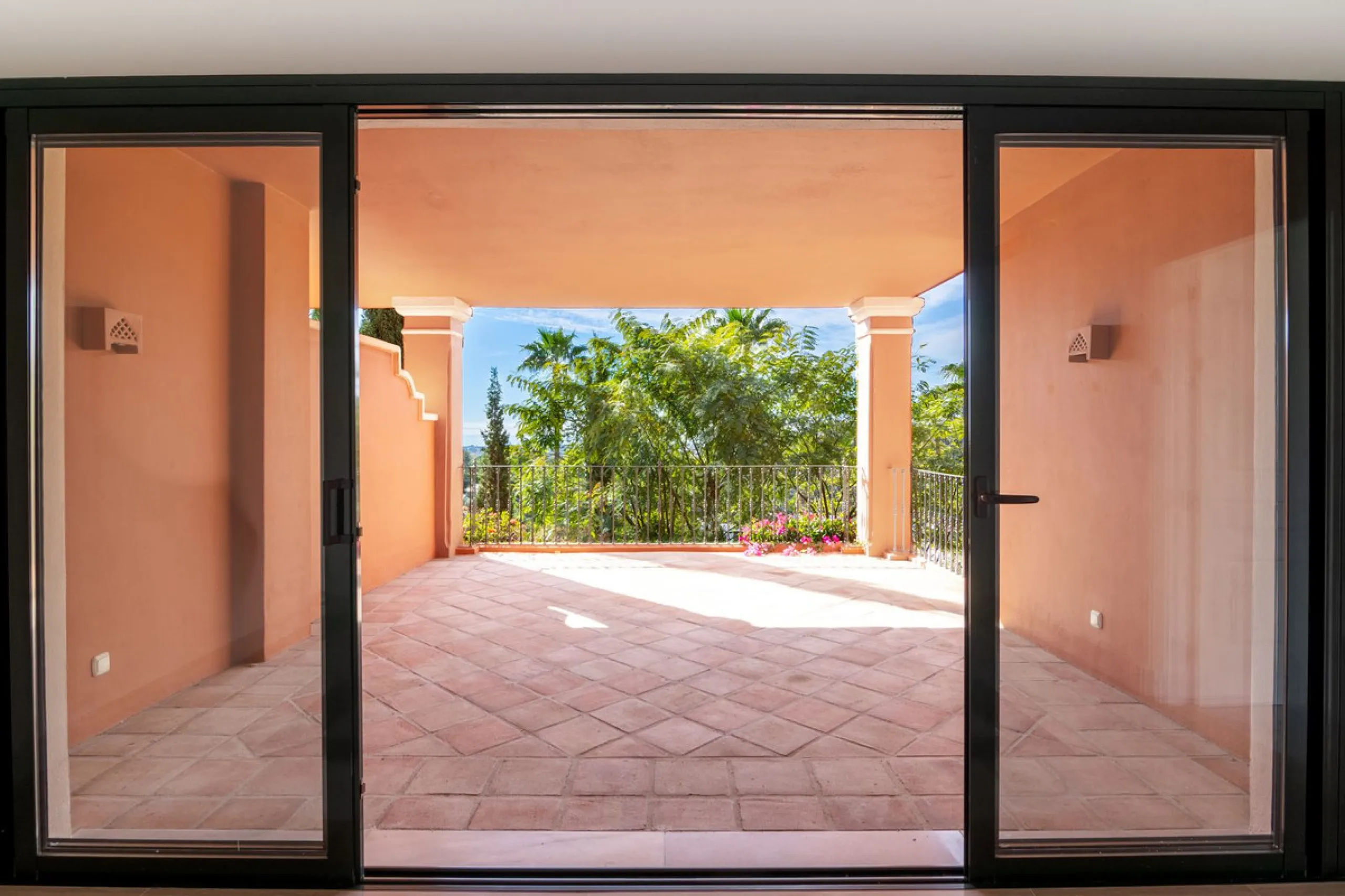 Take the opportunity to visit this....LOVELY SPACIOUS MONTE HALCONES 2 BEDROOM APARTMENT, within easy walk of several shops and restaurants and with easy access to San Pedro and Puerto Banús.