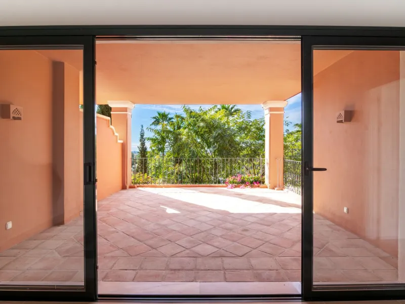 Take the opportunity to visit this....LOVELY SPACIOUS MONTE HALCONES 2 BEDROOM APARTMENT, within easy walk of several shops and restaurants and with easy access to San Pedro and Puerto Banús.