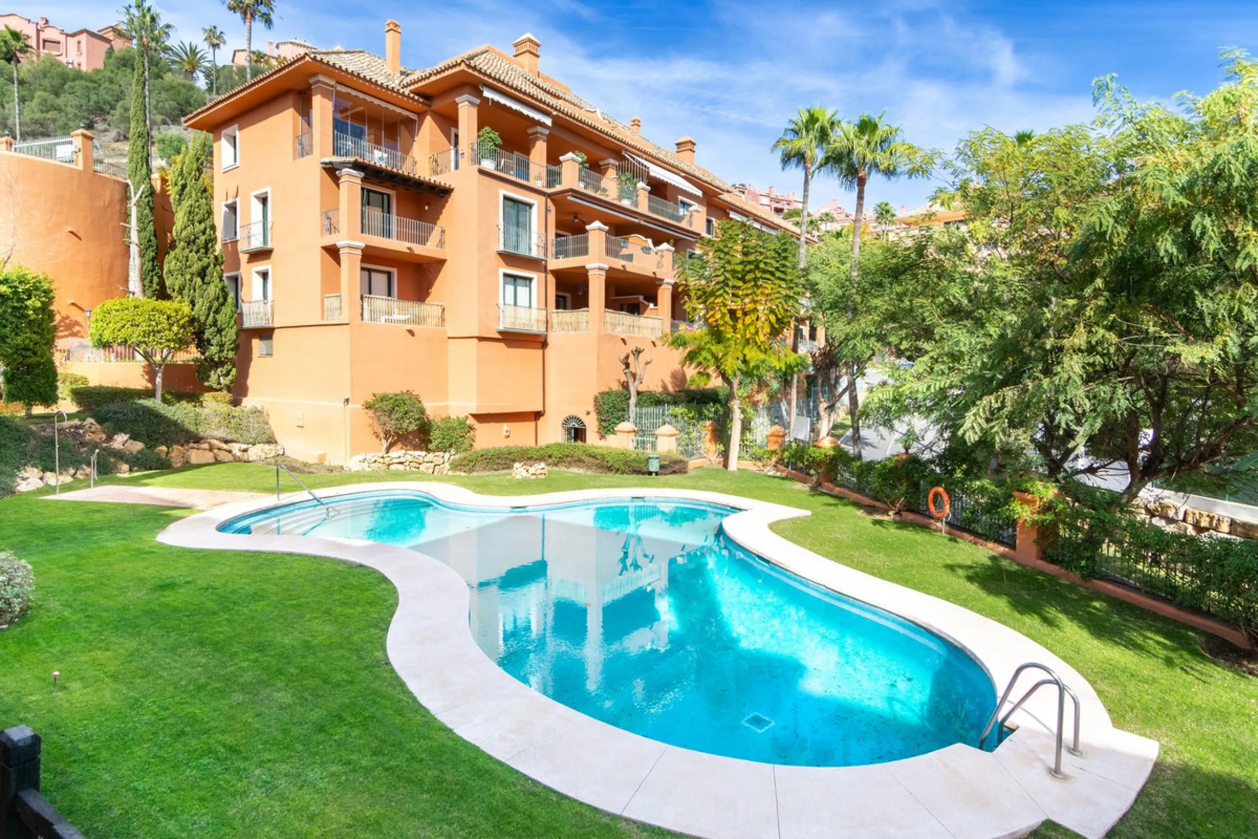 Take the opportunity to visit this....LOVELY SPACIOUS MONTE HALCONES 2 BEDROOM APARTMENT, within easy walk of several shops and restaurants and with easy access to San Pedro and Puerto Banús.