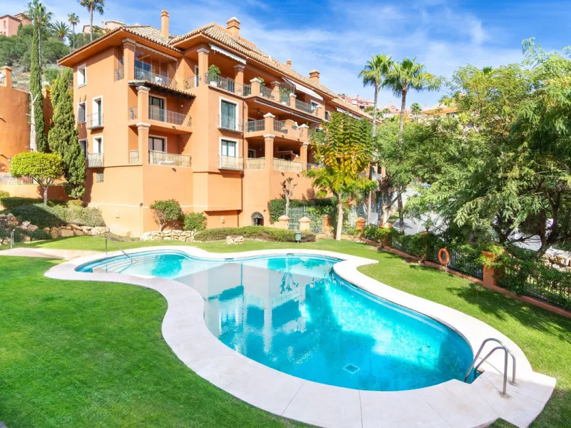 Take the opportunity to visit this....LOVELY SPACIOUS MONTE HALCONES 2 BEDROOM APARTMENT, within easy walk of several shops and restaurants and with easy access to San Pedro and Puerto Banús.