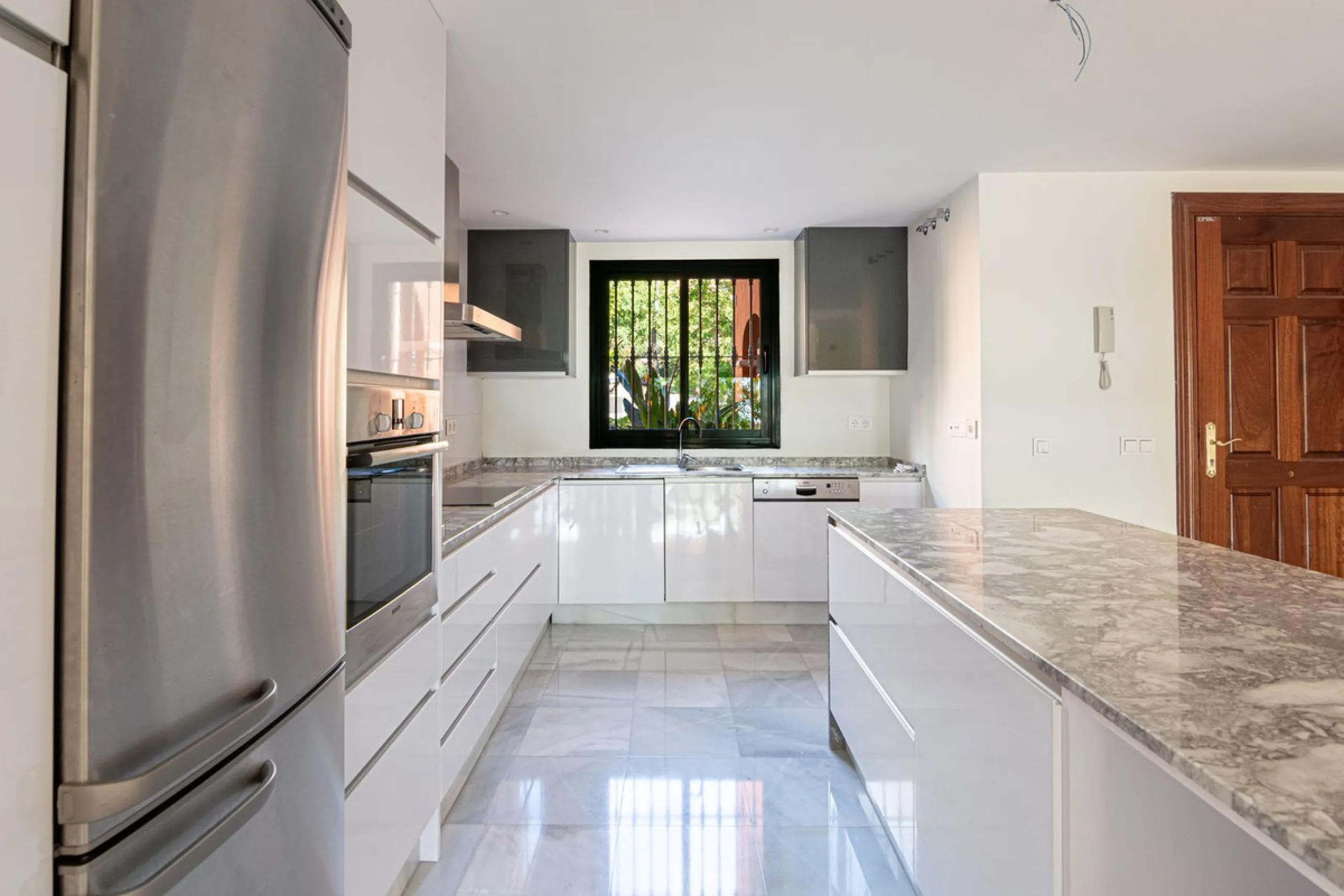 Take the opportunity to visit this....LOVELY SPACIOUS MONTE HALCONES 2 BEDROOM APARTMENT, within easy walk of several shops and restaurants and with easy access to San Pedro and Puerto Banús.