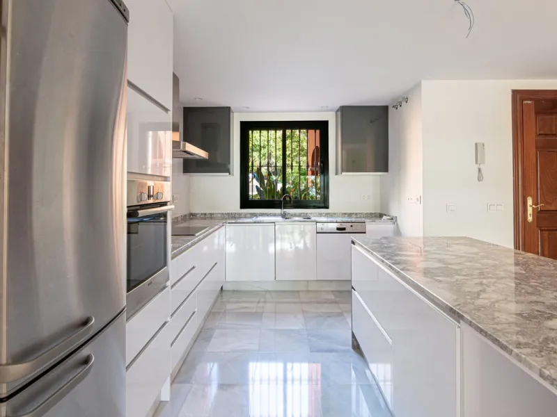 Take the opportunity to visit this....LOVELY SPACIOUS MONTE HALCONES 2 BEDROOM APARTMENT, within easy walk of several shops and restaurants and with easy access to San Pedro and Puerto Banús.