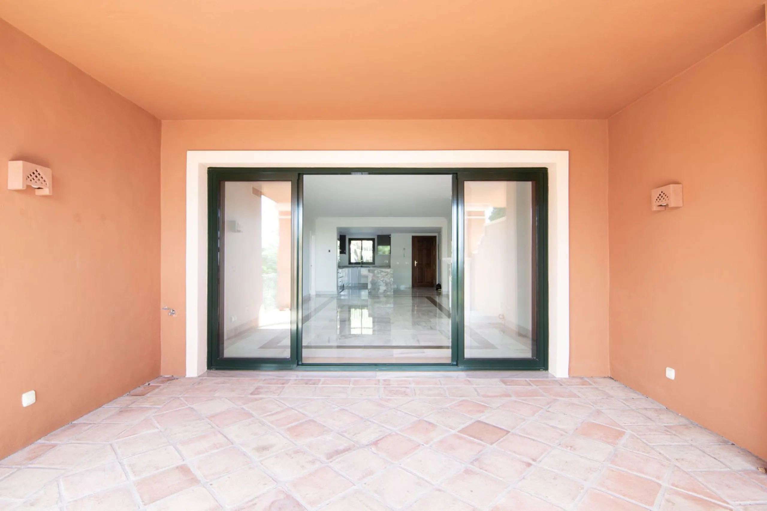 Take the opportunity to visit this....LOVELY SPACIOUS MONTE HALCONES 2 BEDROOM APARTMENT, within easy walk of several shops and restaurants and with easy access to San Pedro and Puerto Banús.