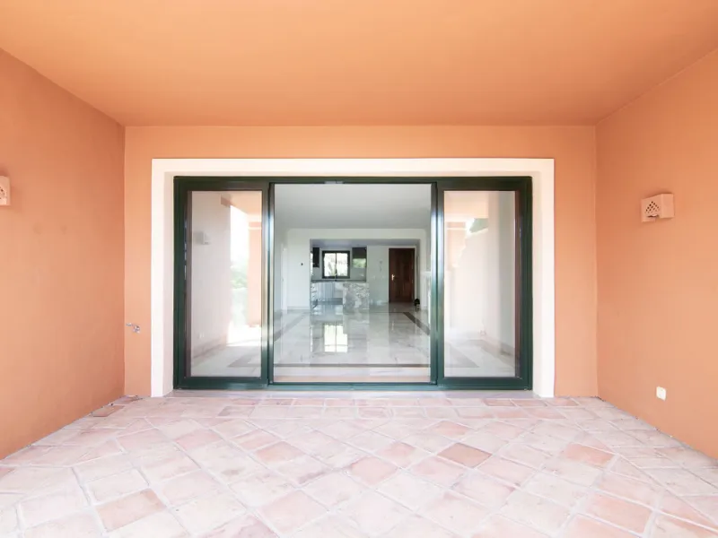 Take the opportunity to visit this....LOVELY SPACIOUS MONTE HALCONES 2 BEDROOM APARTMENT, within easy walk of several shops and restaurants and with easy access to San Pedro and Puerto Banús.