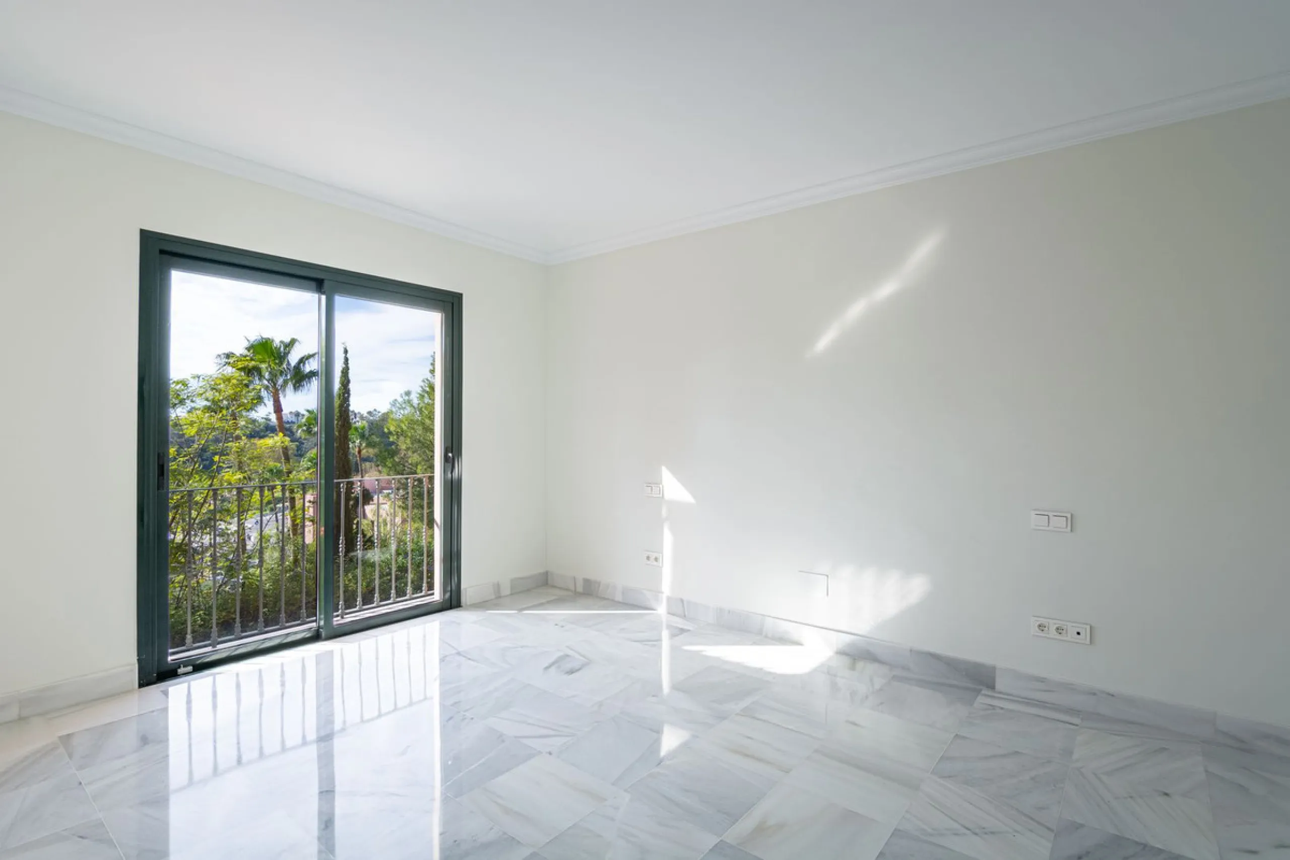 Take the opportunity to visit this....LOVELY SPACIOUS MONTE HALCONES 2 BEDROOM APARTMENT, within easy walk of several shops and restaurants and with easy access to San Pedro and Puerto Banús.