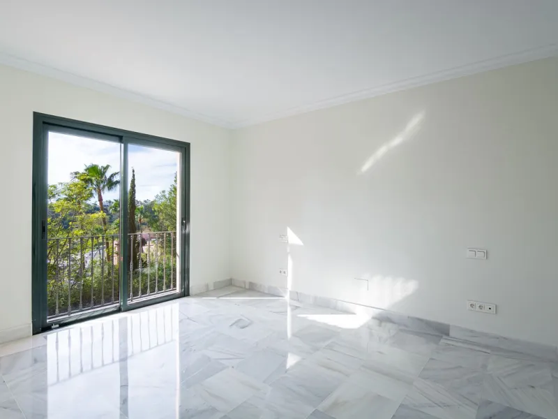 Take the opportunity to visit this....LOVELY SPACIOUS MONTE HALCONES 2 BEDROOM APARTMENT, within easy walk of several shops and restaurants and with easy access to San Pedro and Puerto Banús.