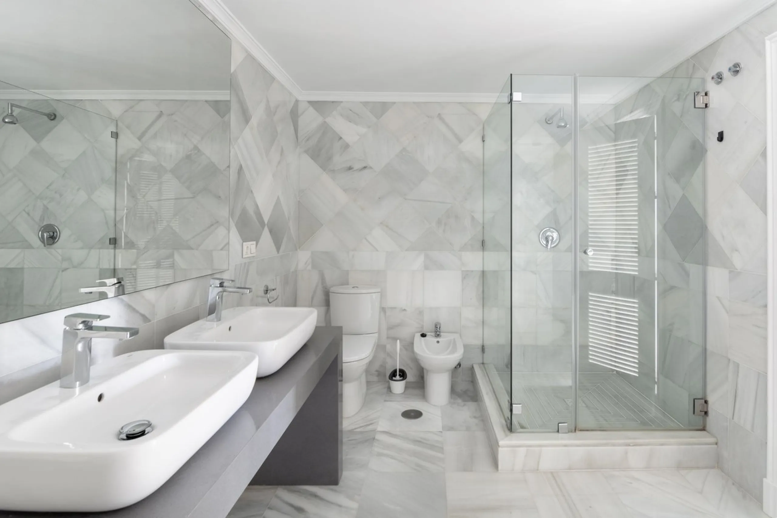 Take the opportunity to visit this....LOVELY SPACIOUS MONTE HALCONES 2 BEDROOM APARTMENT, within easy walk of several shops and restaurants and with easy access to San Pedro and Puerto Banús.