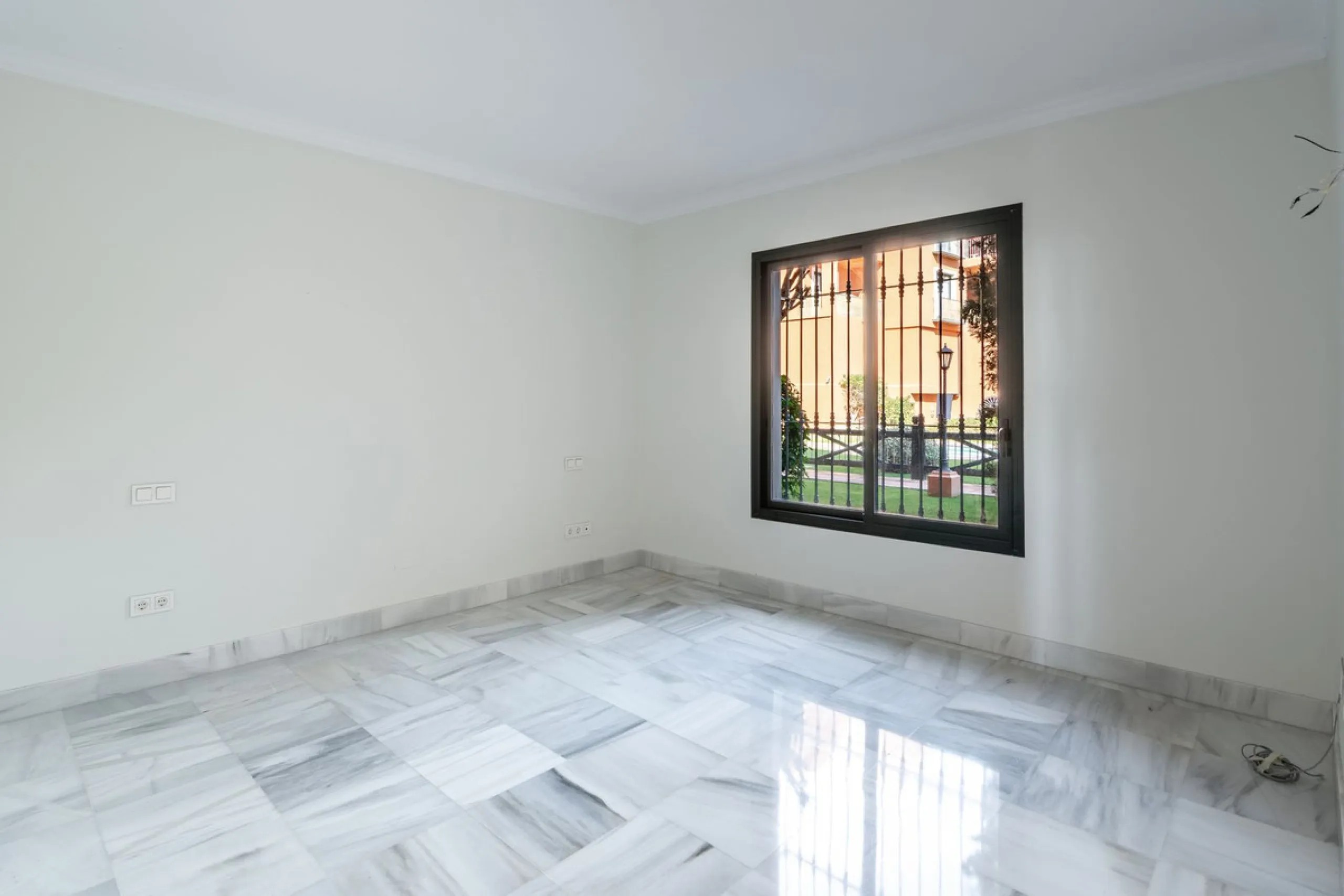 Take the opportunity to visit this....LOVELY SPACIOUS MONTE HALCONES 2 BEDROOM APARTMENT, within easy walk of several shops and restaurants and with easy access to San Pedro and Puerto Banús.