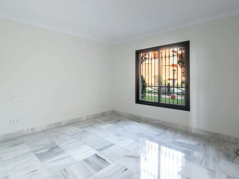 Take the opportunity to visit this....LOVELY SPACIOUS MONTE HALCONES 2 BEDROOM APARTMENT, within easy walk of several shops and restaurants and with easy access to San Pedro and Puerto Banús.