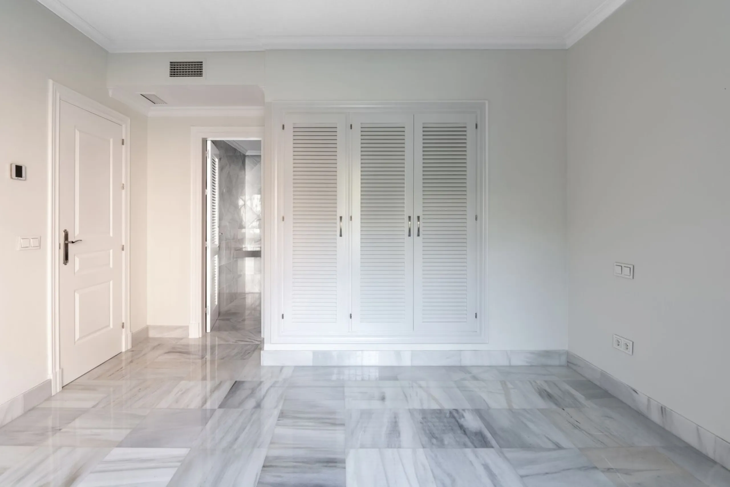 Take the opportunity to visit this....LOVELY SPACIOUS MONTE HALCONES 2 BEDROOM APARTMENT, within easy walk of several shops and restaurants and with easy access to San Pedro and Puerto Banús.