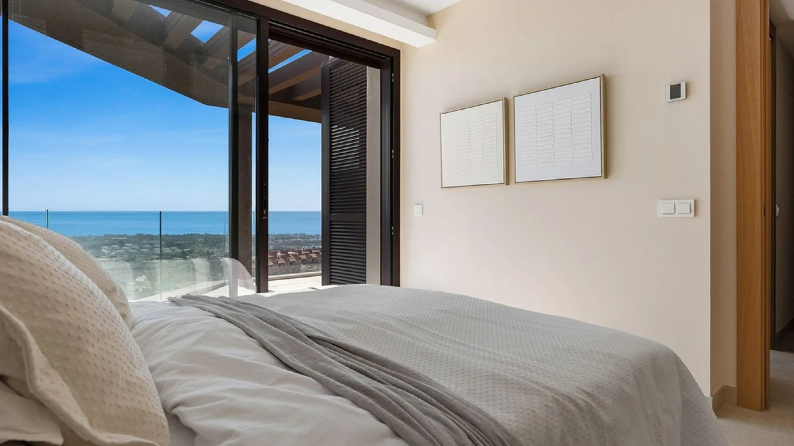 Contemporary villa with panoramic views of the Mediterranean and La Concha.