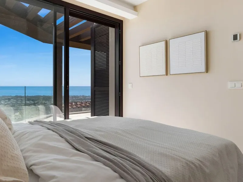 Contemporary villa with panoramic views of the Mediterranean and La Concha.
