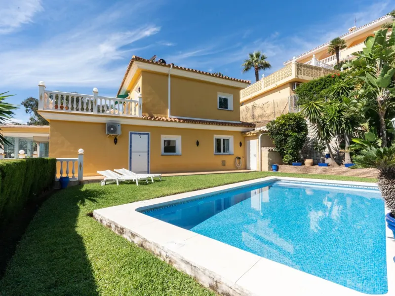 House - Detached Villa в продаже в Mijas, Málaga. В доме 3 спален и 3 ванных комнат. Площадь дома 200 м². Площадь участка 930 м²