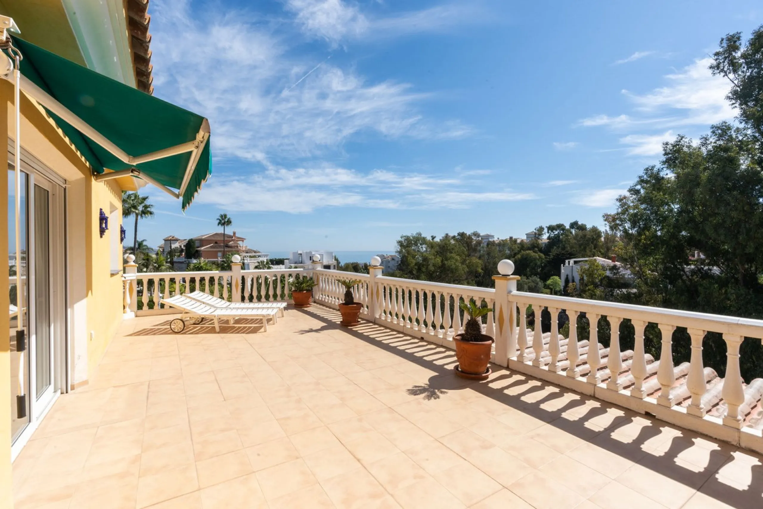House - Detached Villa в продаже в Mijas, Málaga. В доме 3 спален и 3 ванных комнат. Площадь дома 200 м². Площадь участка 930 м²