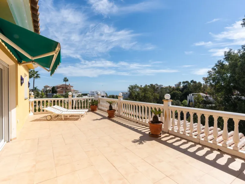 House - Detached Villa в продаже в Mijas, Málaga. В доме 3 спален и 3 ванных комнат. Площадь дома 200 м². Площадь участка 930 м²