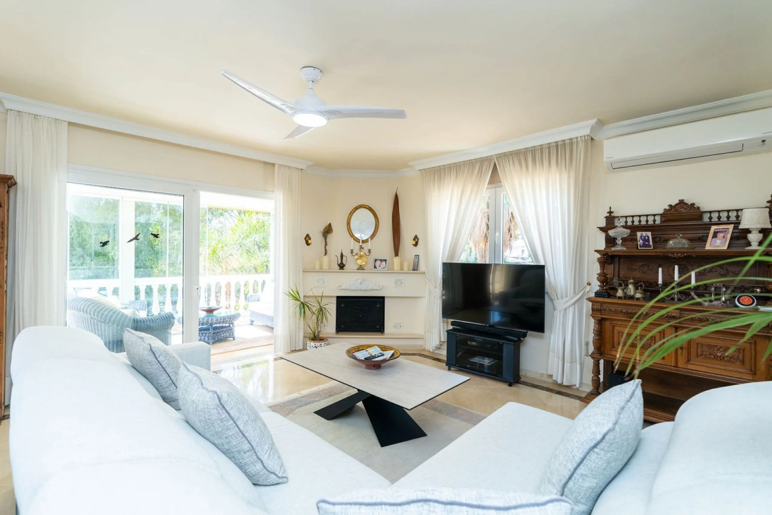 House - Detached Villa в продаже в Mijas, Málaga. В доме 3 спален и 3 ванных комнат. Площадь дома 200 м². Площадь участка 930 м²