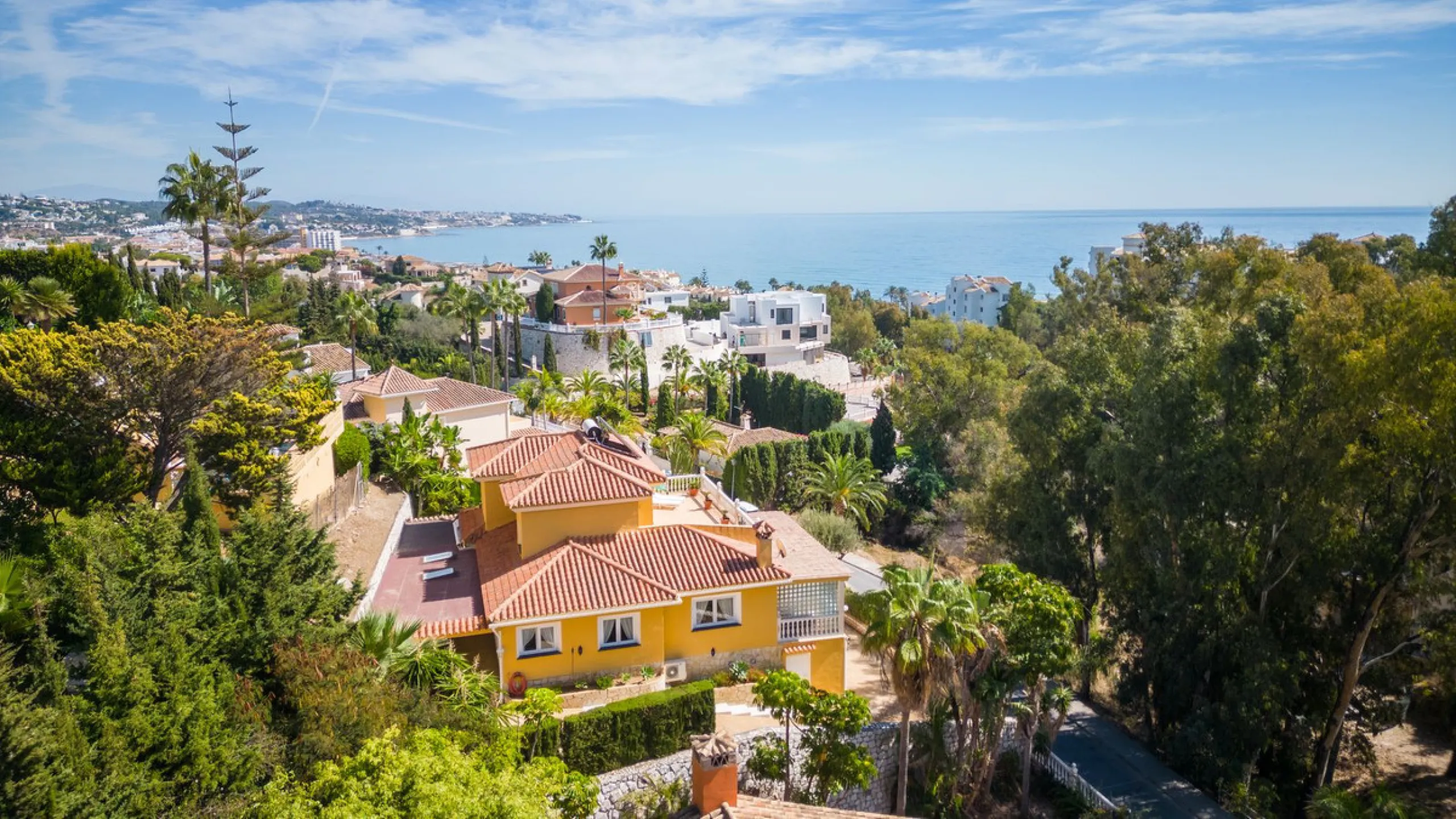 House - Detached Villa в продаже в Mijas, Málaga. В доме 3 спален и 3 ванных комнат. Площадь дома 200 м². Площадь участка 930 м²