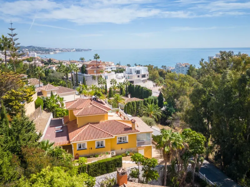 House - Detached Villa в продаже в Mijas, Málaga. В доме 3 спален и 3 ванных комнат. Площадь дома 200 м². Площадь участка 930 м²