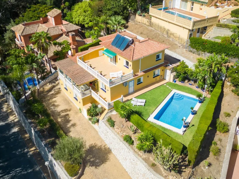House - Detached Villa в продаже в Mijas, Málaga. В доме 3 спален и 3 ванных комнат. Площадь дома 200 м². Площадь участка 930 м²