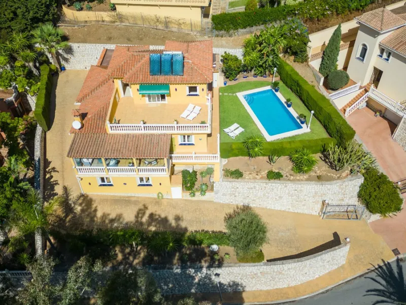 House - Detached Villa в продаже в Mijas, Málaga. В доме 3 спален и 3 ванных комнат. Площадь дома 200 м². Площадь участка 930 м²