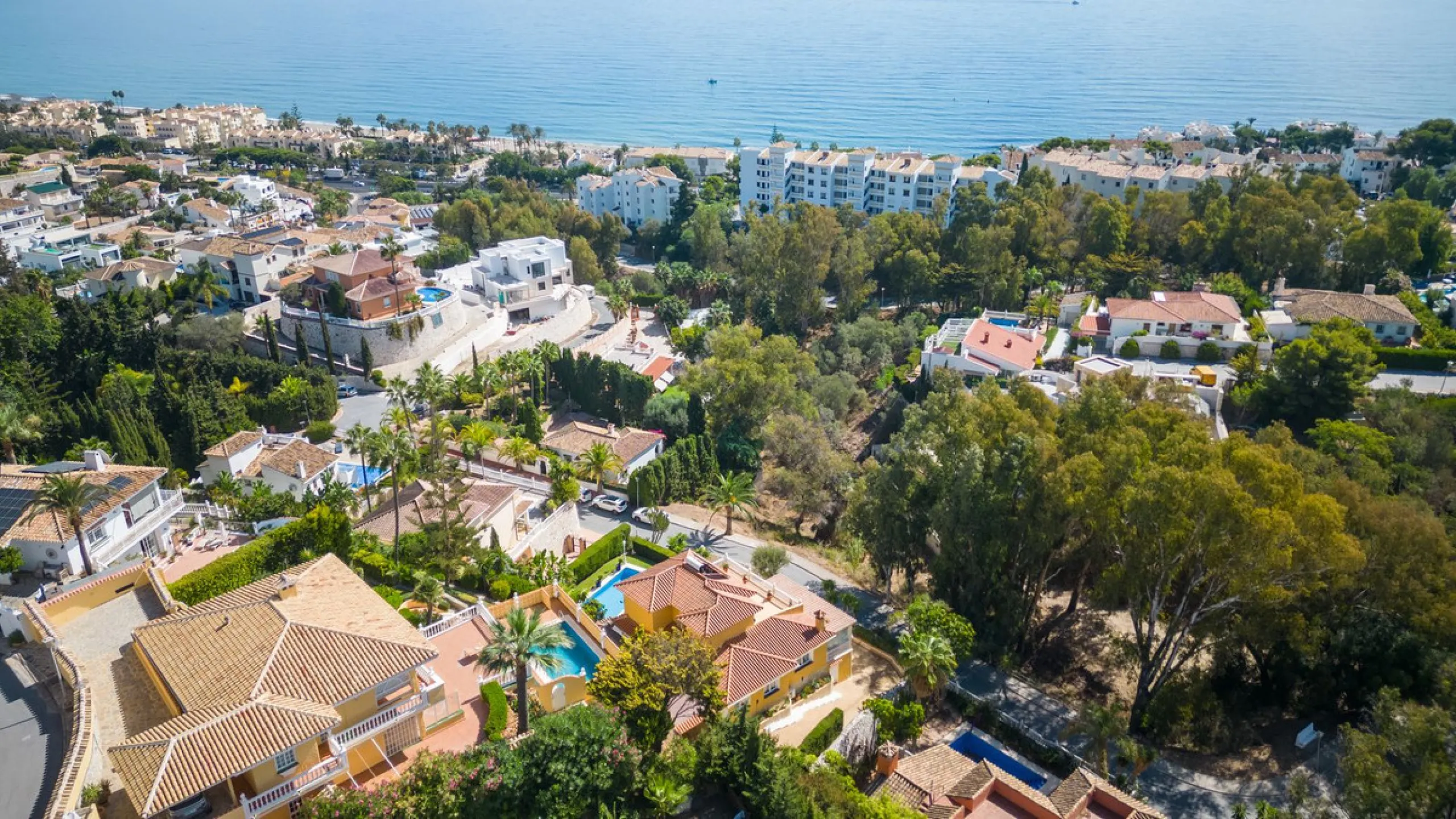 House - Detached Villa в продаже в Mijas, Málaga. В доме 3 спален и 3 ванных комнат. Площадь дома 200 м². Площадь участка 930 м²