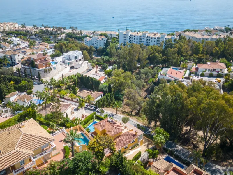 House - Detached Villa в продаже в Mijas, Málaga. В доме 3 спален и 3 ванных комнат. Площадь дома 200 м². Площадь участка 930 м²