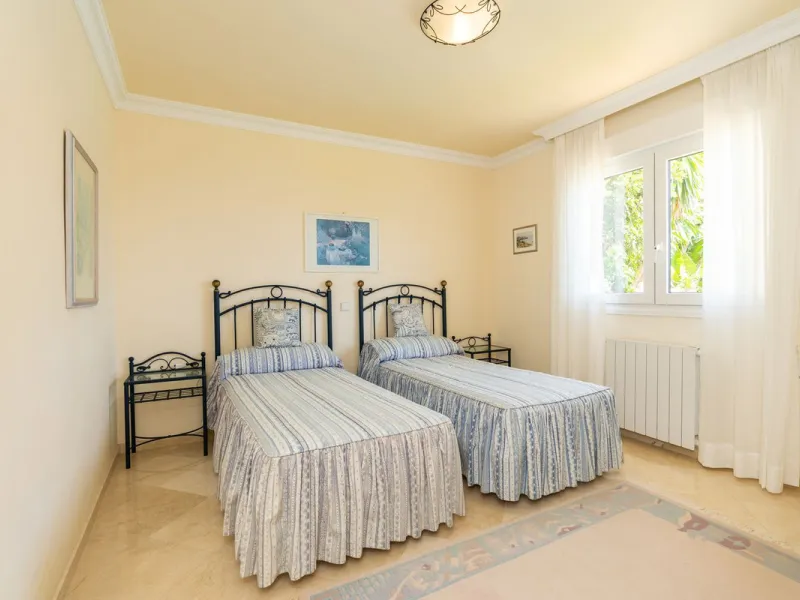 House - Detached Villa в продаже в Mijas, Málaga. В доме 3 спален и 3 ванных комнат. Площадь дома 200 м². Площадь участка 930 м²