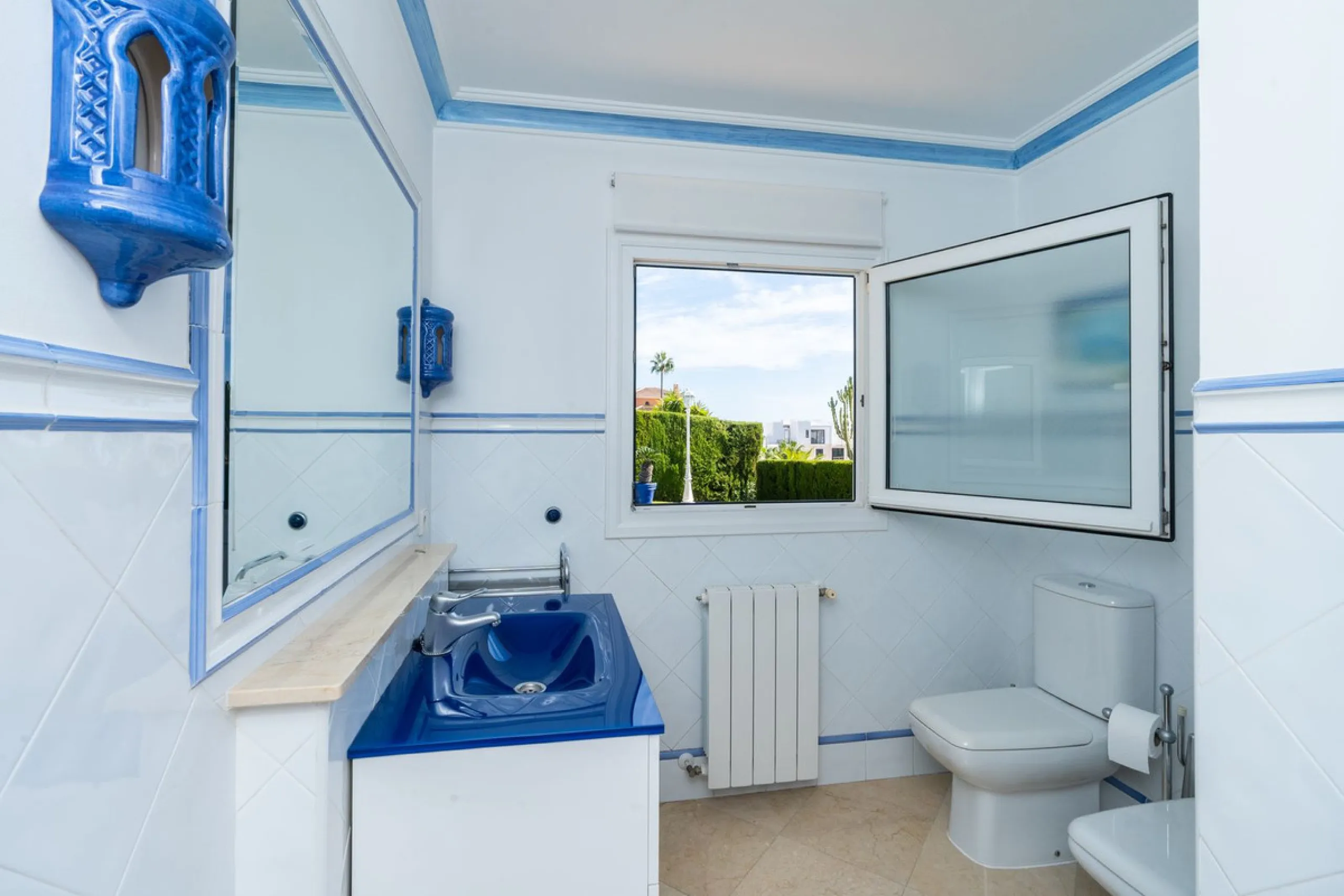 House - Detached Villa в продаже в Mijas, Málaga. В доме 3 спален и 3 ванных комнат. Площадь дома 200 м². Площадь участка 930 м²