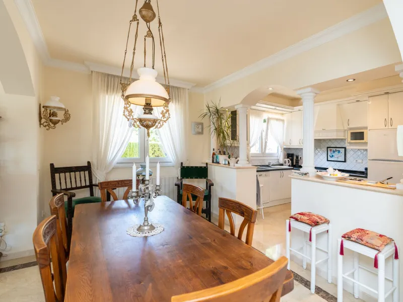 House - Detached Villa в продаже в Mijas, Málaga. В доме 3 спален и 3 ванных комнат. Площадь дома 200 м². Площадь участка 930 м²