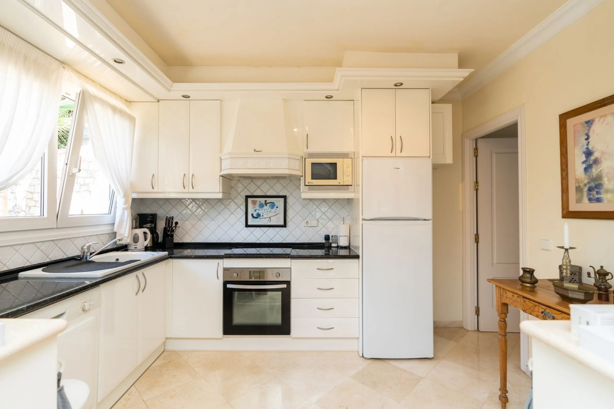 House - Detached Villa в продаже в Mijas, Málaga. В доме 3 спален и 3 ванных комнат. Площадь дома 200 м². Площадь участка 930 м²