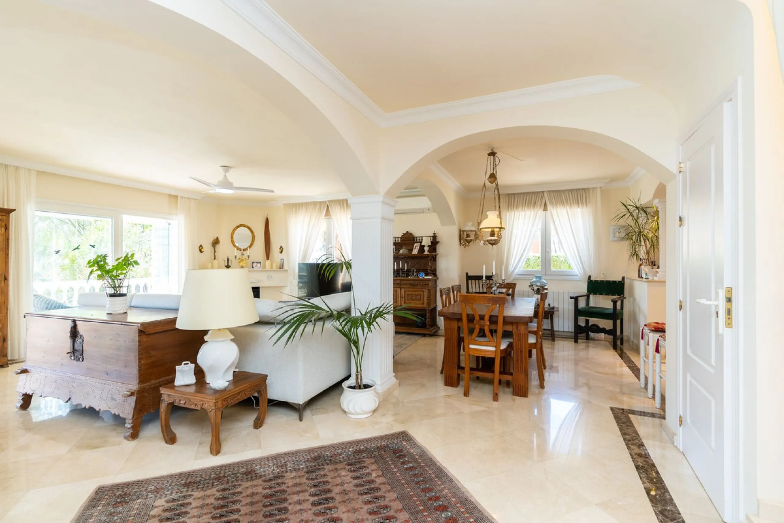 House - Detached Villa в продаже в Mijas, Málaga. В доме 3 спален и 3 ванных комнат. Площадь дома 200 м². Площадь участка 930 м²