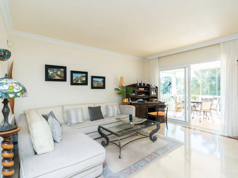 House - Detached Villa в продаже в Mijas, Málaga. В доме 3 спален и 3 ванных комнат. Площадь дома 200 м². Площадь участка 930 м²