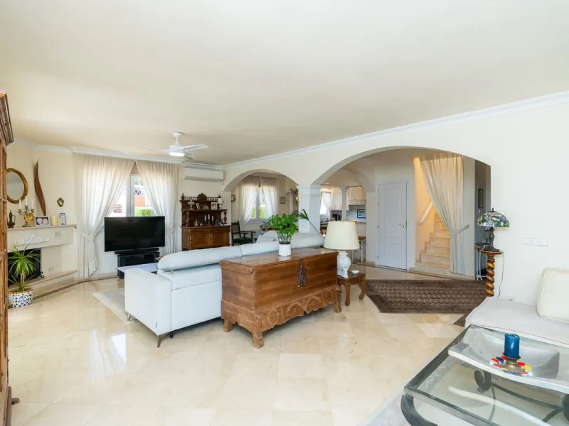 House - Detached Villa в продаже в Mijas, Málaga. В доме 3 спален и 3 ванных комнат. Площадь дома 200 м². Площадь участка 930 м²