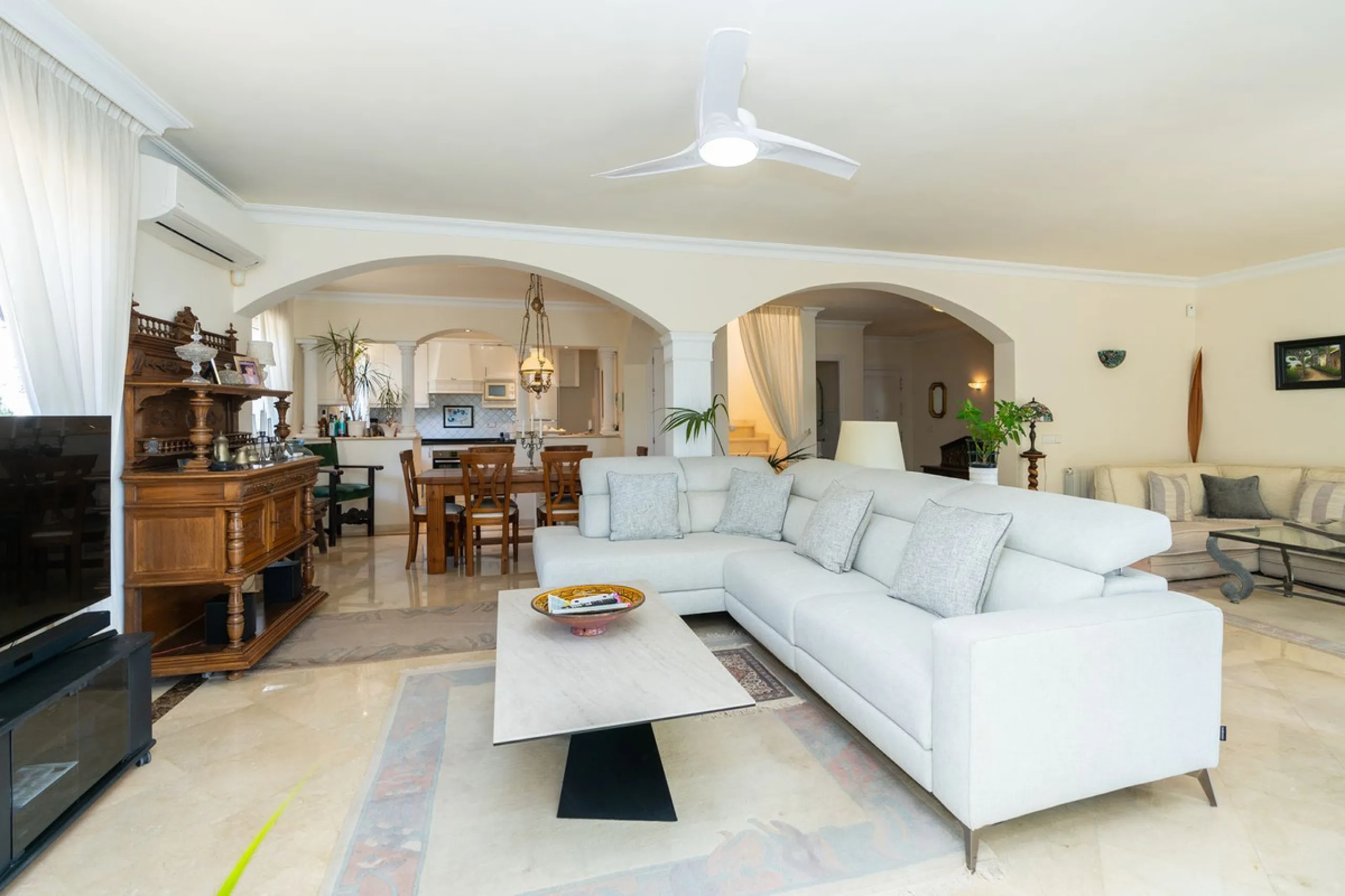 House - Detached Villa в продаже в Mijas, Málaga. В доме 3 спален и 3 ванных комнат. Площадь дома 200 м². Площадь участка 930 м²
