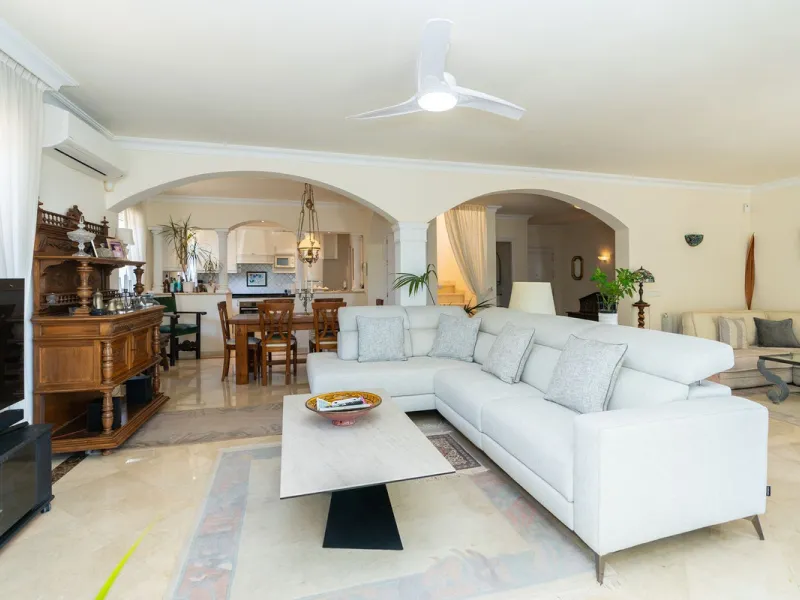 House - Detached Villa в продаже в Mijas, Málaga. В доме 3 спален и 3 ванных комнат. Площадь дома 200 м². Площадь участка 930 м²
