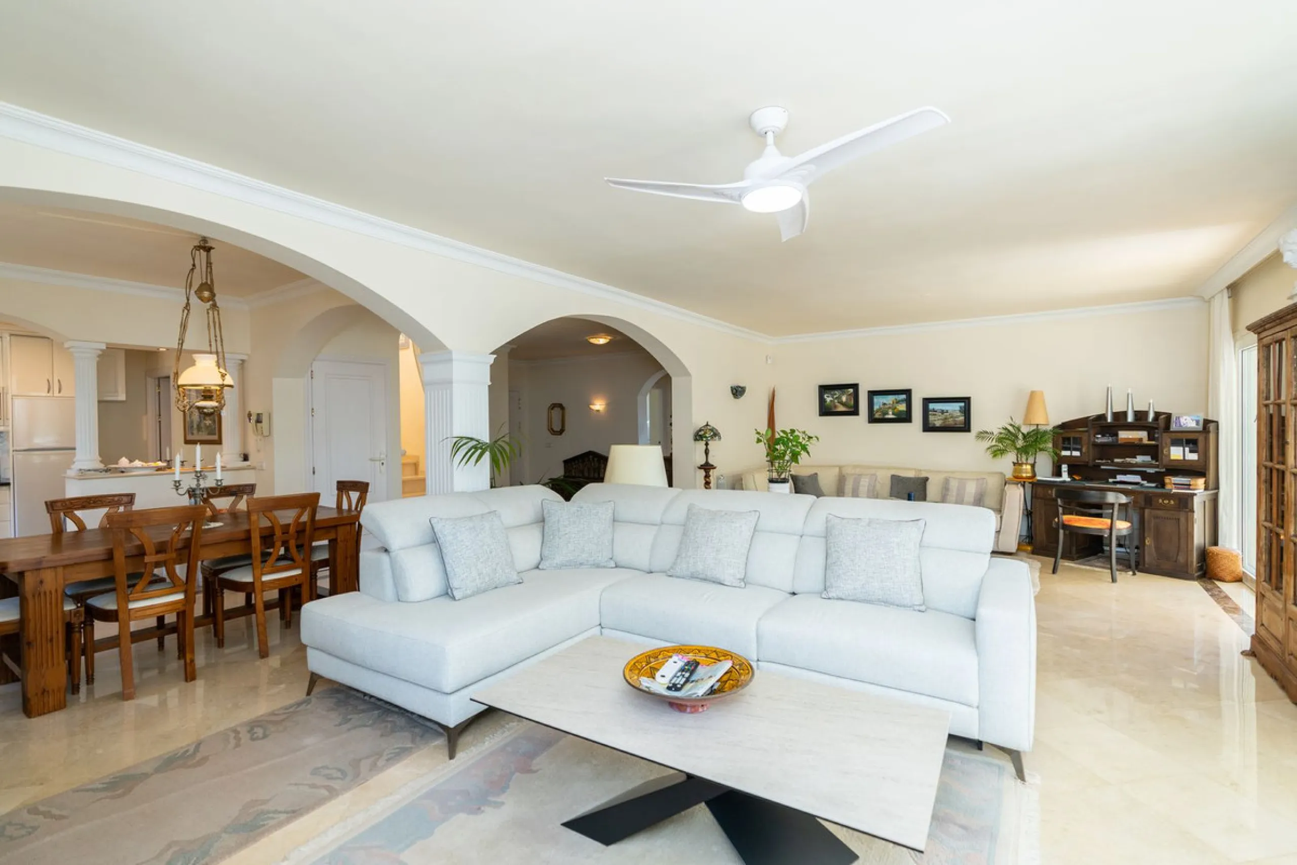 House - Detached Villa в продаже в Mijas, Málaga. В доме 3 спален и 3 ванных комнат. Площадь дома 200 м². Площадь участка 930 м²