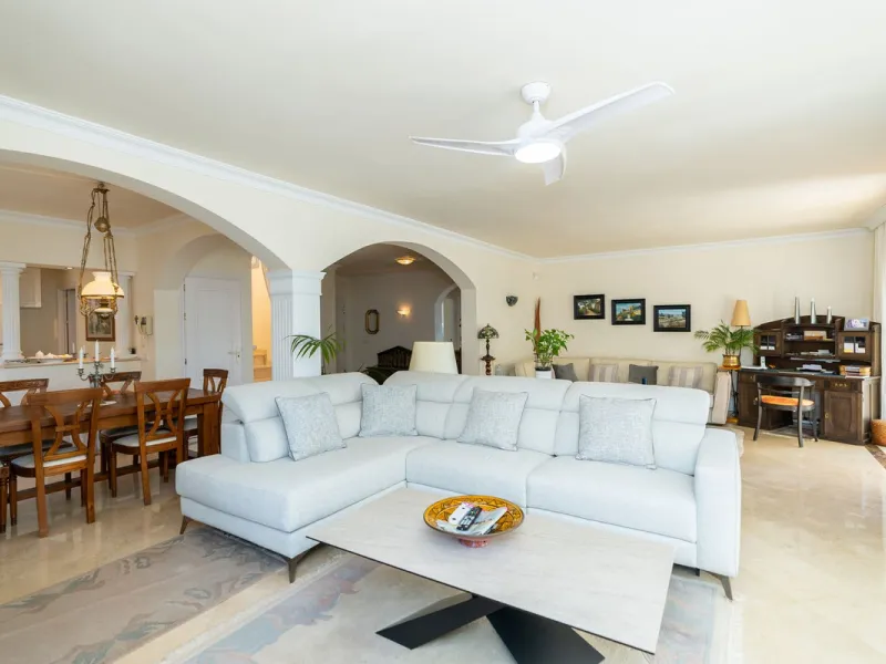 House - Detached Villa в продаже в Mijas, Málaga. В доме 3 спален и 3 ванных комнат. Площадь дома 200 м². Площадь участка 930 м²