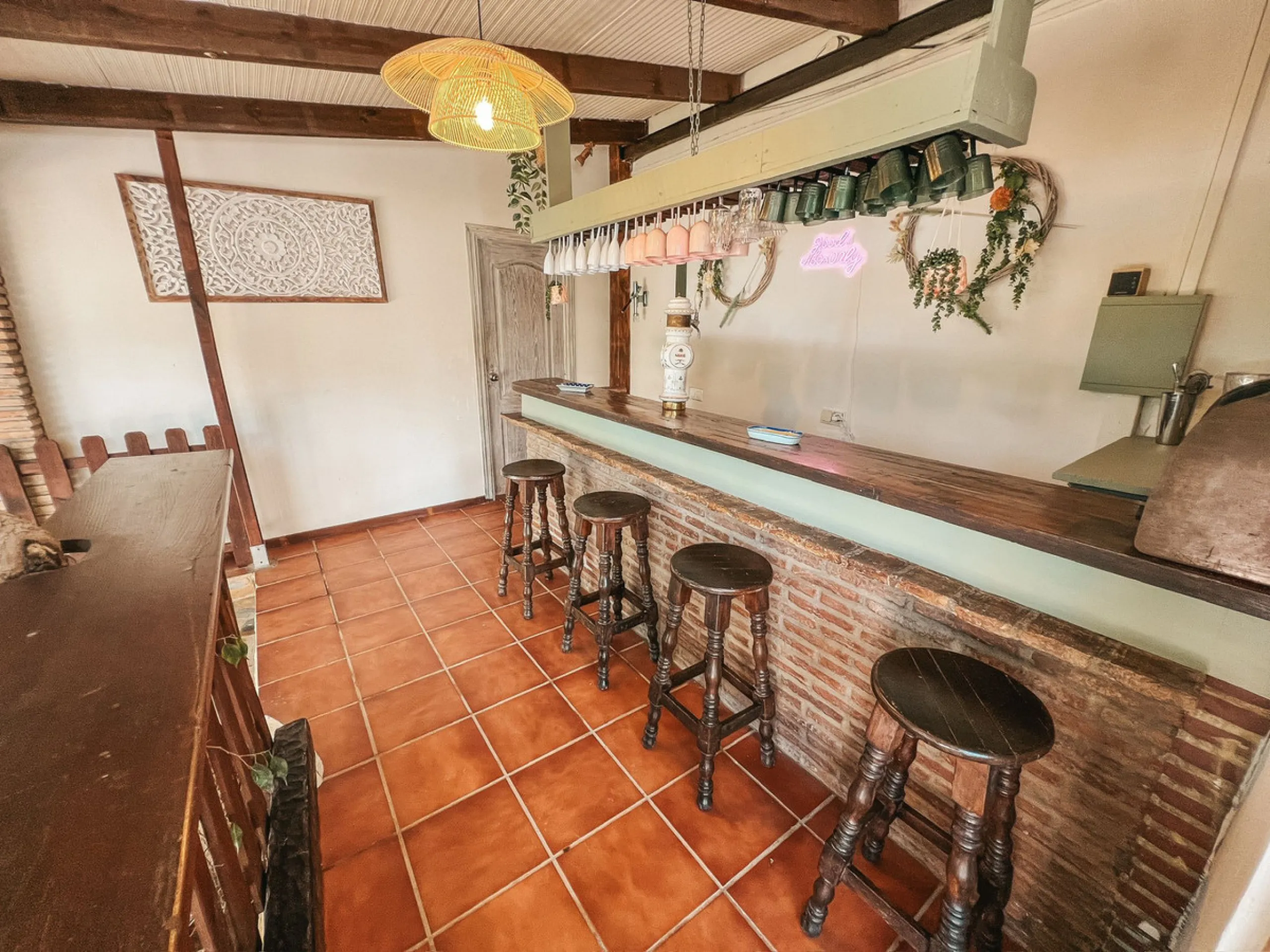 Diese außergewöhnliche Villa in der begehrten Wohngegend Los Jazmines von San Pedro de Alcantara, Malaga, bietet eine ausgezeichnete Gelegenheit für Wohnzwecke oder eine rentable Investition. Das Objekt verfügt über einen gültigen