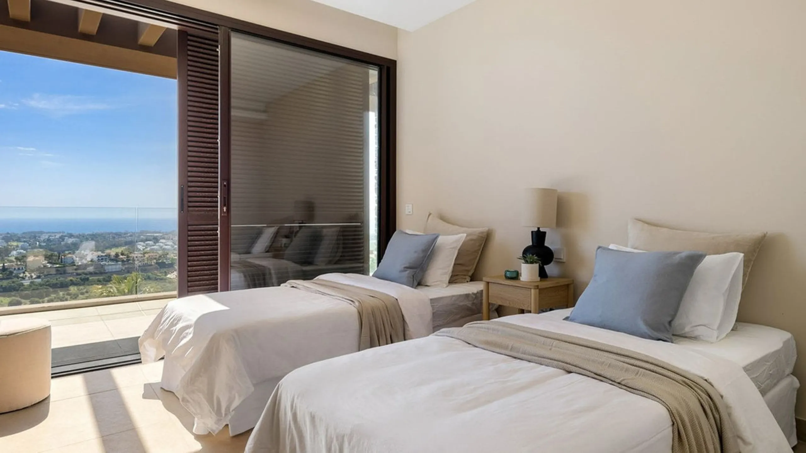 Contemporary villa with panoramic views of the Mediterranean and La Concha.