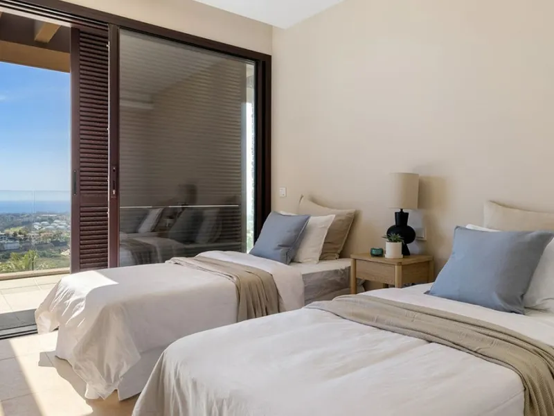 Contemporary villa with panoramic views of the Mediterranean and La Concha.