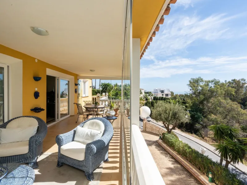 House - Detached Villa в продаже в Mijas, Málaga. В доме 3 спален и 3 ванных комнат. Площадь дома 200 м². Площадь участка 930 м²