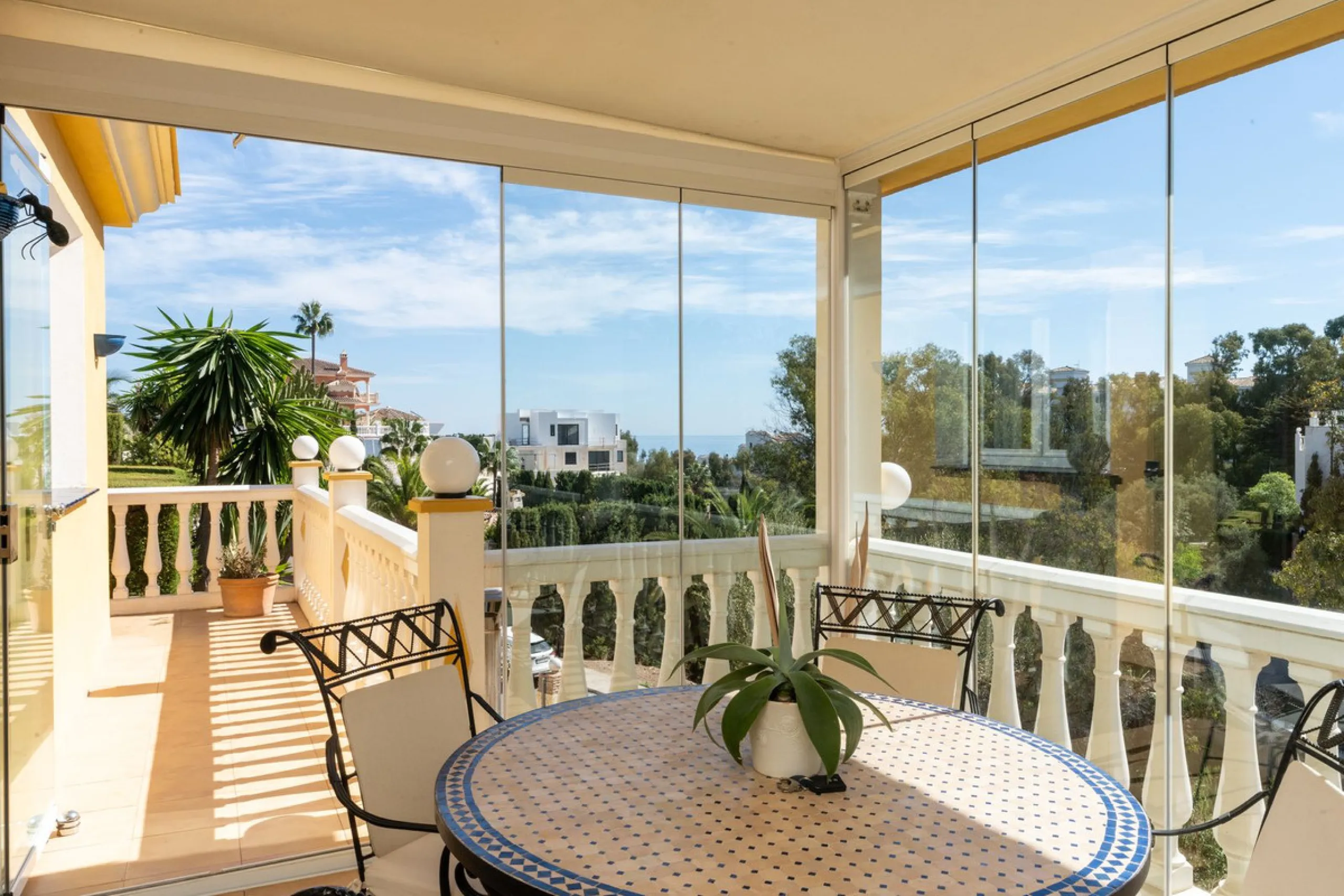 House - Detached Villa в продаже в Mijas, Málaga. В доме 3 спален и 3 ванных комнат. Площадь дома 200 м². Площадь участка 930 м²