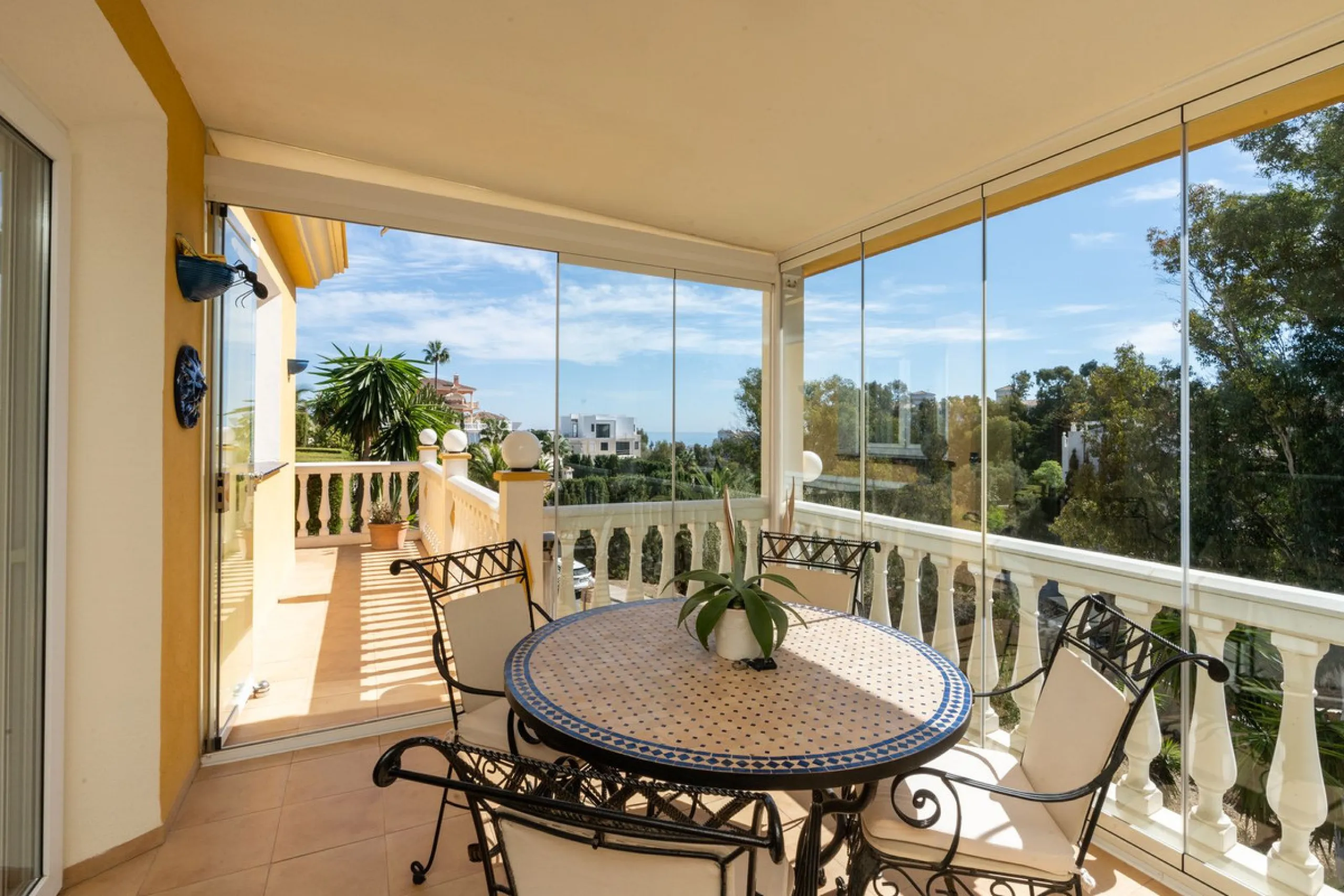House - Detached Villa в продаже в Mijas, Málaga. В доме 3 спален и 3 ванных комнат. Площадь дома 200 м². Площадь участка 930 м²